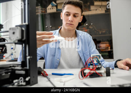 Student, 3D-Drucker, mit Laptop Stockfoto