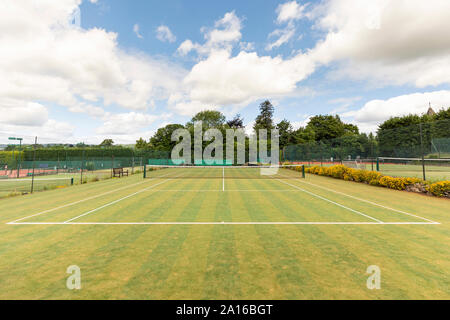 Sport net und einzelne Linie Markierungen in Leer Tennisplatz gegen Sky Stockfoto