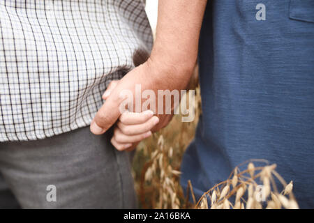 Der Großvater mit Enkel, Hand, Nahaufnahme Stockfoto