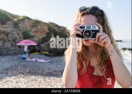 Junge Frau ein Bild am Strand Stockfoto