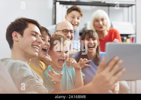 Große Familie Spaß zu Hause, mit digitalen Tablet Stockfoto