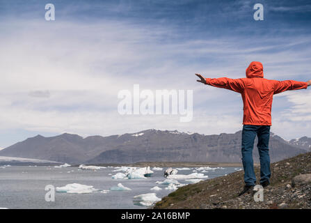 Reifer Mann am Gletscher Vatnajökull, Island suchen, mit den Armen ausgestreckt. Stockfoto