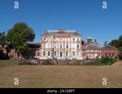 LONDON, Großbritannien - 20 September 2019: York House und Sunken Garden in Twickenham, London. 1661 gebaut, jetzt ist es der Rat Büros für Richmond upon Stockfoto