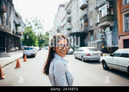 Porträts der glückliche junge geschäftsfrau auf der Straße Stockfoto