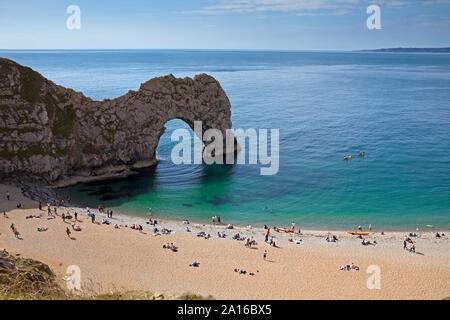 Lulworth Immobilien, Dorset, England, UK. 8. September 2019. UK, Touristen an Durdle Door Strand die Sonne zu genießen. Stockfoto