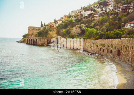 Die alte Schiffswerft und Teil der befestigten Mauern der Zitadelle in Alanya, Türkei Stockfoto