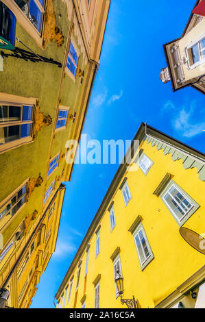 Österreich, Kärnten, Klagenfurt am Wörthersee, Low Angle View der alten gelben Gebäude an einem sonnigen Tag Stockfoto