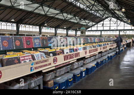 Dh Cardiff Markt LP Record Shop CARDIFF WALES Schallplatten Anzeige Waliser stall Stände Gebäude zum Verkauf uk Stockfoto