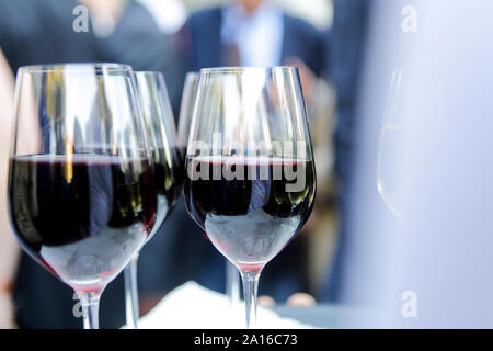 Rotwein in Crystal Tassen Party Stockfoto