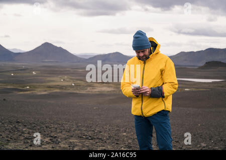 Reifer Mann im Isländischen Hochland smartphone Stockfoto