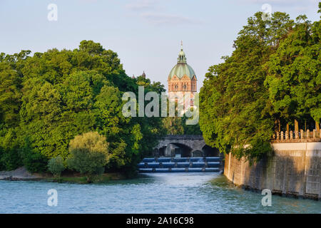 Deutschland, Oberbayern, München, St. Luke's Kirche mit Isar und Maximiliansbrucke im Vordergrund Stockfoto