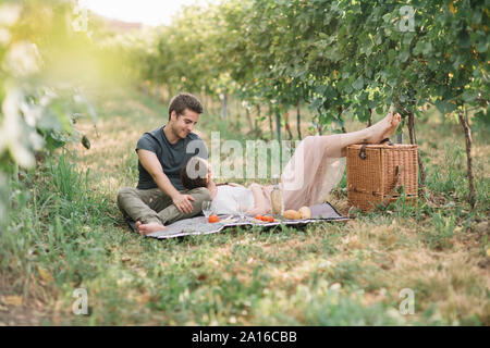 Junges Paar in Liebe mit Picknick in den Weinbergen Stockfoto