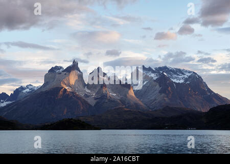 Lago Pehoe und Cuernos del Paine, Torres del Paine Nationalpark, Patagonien, Chile Stockfoto