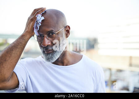 Portrait von reifer Mann wischte seine Kahle auf heißen Sommertag Stockfoto