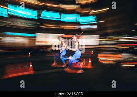 Zwei Läufer in der Stadt bei Nacht konkurrierenden Stockfoto