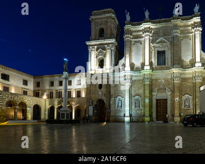 Beleuchteten Dom in Brindisi gegen den klaren, blauen Himmel bei Nacht Stockfoto