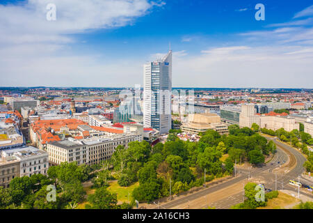 Hohe Betrachtungswinkel von City-Hochhaus Leipzig Stadtbild gegen bewölkter Himmel Stockfoto