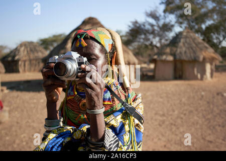 Muhila traditionelle Frau Fotos mit einer Kamera, Kehamba, Chibia, Angola Stockfoto