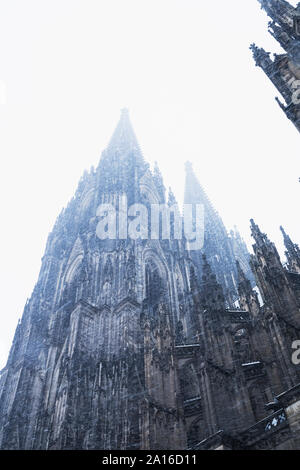 Low Angle View des historischen Kölner Dom in der Stadt bei Schneefall gegen Sky Stockfoto