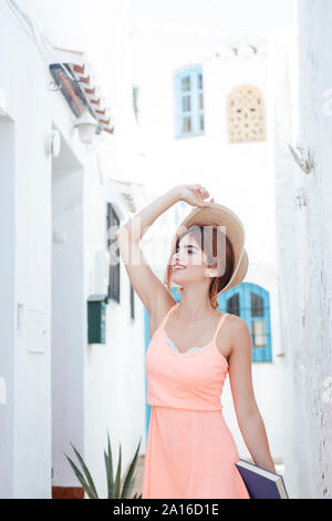 Porträt der rothaarige junge Frau mit Strohhut und buchen Sie im Sommer, Nerja, Malaga, Spanien Stockfoto