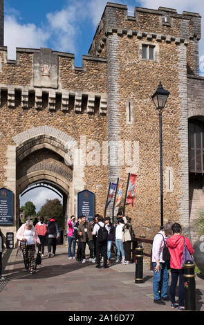 Dh das Schloss von Cardiff Cardiff Wales asiatische Touristen mit Guide South Gate Eingang zum Schloss außen Stockfoto