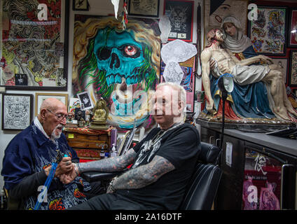 London, Großbritannien. 24 Sep, 2019. George Knochen Eigentümer Eines von Londons ältesten Tattoo Shops und Großbritanniens Die meisten tätowierten Mann" im Guinness Buch der Rekorde für 5 aufeinander folgenden Jahren (1975-1980) tätowiert von der ältesten Tätowierer Mann in Europa "Doc" Preis (86) an der Frith Street Tattoo, London Soho gewesen, Sie beide werden in diesem Jahr 15. London Tattoo Convention, bei der Tabak Docks London auf der vom 27. bis 29. September statt. Paul Quezada-Neiman/Alamy Live News Credit: Paul Quezada-Neiman/Alamy leben Nachrichten Stockfoto