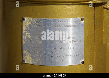 Inschrift auf dem olympischen Gold Säule box für Radfahrer Dani König auf dem Platz in Hamble-le-Reis, einem Dorf an der Küste in Hampshire, South Coast England Stockfoto