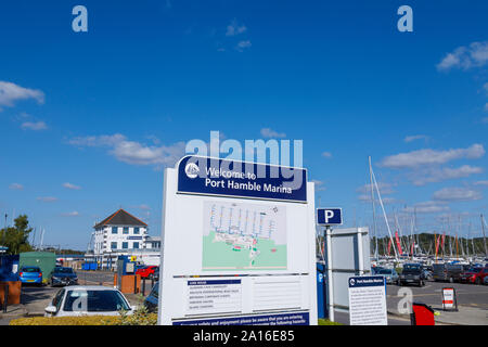Schild am Eingang zu Port Hamble marina, hamble-le-Reis, eine River Hamble Dorf an der Küste in den Solent, Hampshire, South Coast, England, Grossbritannien Herzlich Willkommen Stockfoto