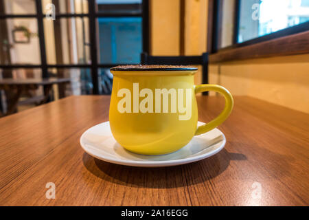 Kaffee latte Art auf dem Holz Schreibtisch in Coffee Shop Cafe Stockfoto