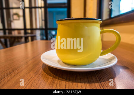 Kaffee latte Art auf dem Holz Schreibtisch in Coffee Shop Cafe Stockfoto