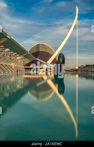 Pont de l'Assaut de l' oder Schrägseilbrücke, die Stadt der Künste und Wissenschaften oder Ciudad de las Artes y las Ciencias, Valencia, Comunidad Valenciana, Spanien Stockfoto