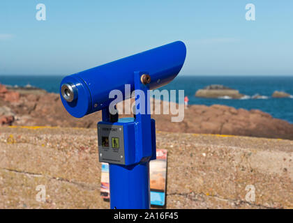 Münz-Teleskop auf Wand von Cromwell Hafen. Dunbar, Schottland Stockfoto