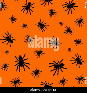 Nahtlose Muster mit schwarzer Silhouette der Spinne auf orangem Hintergrund. Halloween dekorativen Textur. Muster für Design, Web, Geschenkpapier, fabric Stockfoto
