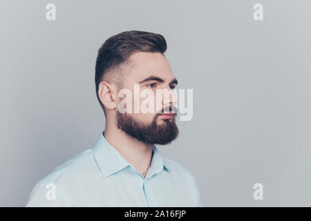 Schließen Sie die Hälfte gedreht Foto Portrait von attraktiven schön harten Bru Stockfoto