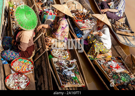 Lokale Frauen mit Souvenirs, schwimmenden Markt, Inle See, Shan Staat, Myanmar. Stockfoto