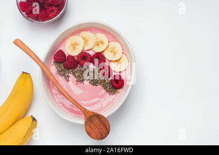 Smoothie Schale mit Beeren, gekrönt mit Chia Samen, Bananen und Himbeeren Stockfoto