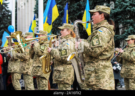 7.10 2017 Dnipro, Ukraine. Die Musiker der militärischen Abteilung der ukrainischen Armee spielen auf der Parade in der Dnepr Stadt. Streitkräfte der Ukraine, D Stockfoto