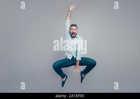 Volle Länge Körpergröße studio Foto Portrait von kindlich verspielt Stockfoto