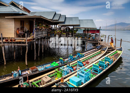 Tour Boote außerhalb eines schwimmenden Restaurant Nyaung Shwe See Inle, Shan Staat, Myanmar. Stockfoto