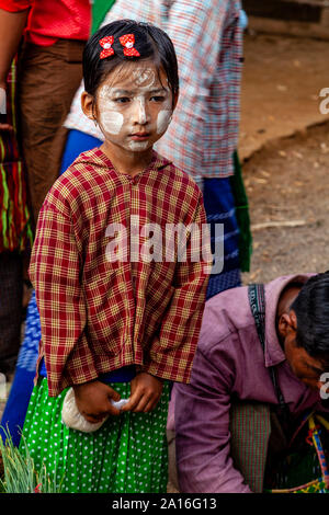 Eine lokale burmesische Kind auf dem wöchentlichen Markt Inthein, See Inle, Shan Staat, Myanmar. Stockfoto