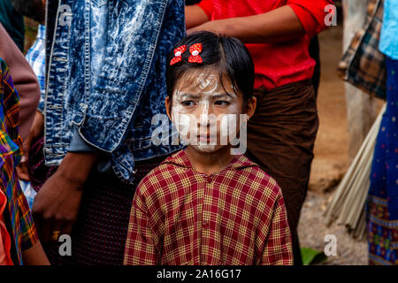 Eine lokale burmesische Kind auf dem wöchentlichen Markt Inthein, See Inle, Shan Staat, Myanmar. Stockfoto