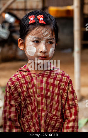 Eine lokale burmesische Kind auf dem wöchentlichen Markt Inthein, See Inle, Shan Staat, Myanmar. Stockfoto