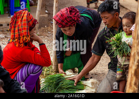 Eine Frau aus der Pa'O ethnische Gruppe Verkauf von Gemüse auf dem wöchentlichen Markt Inthein, See Inle, Shan Staat, Myanmar. Stockfoto