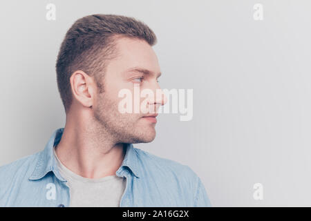 Close up Portrait von intelligenten Mann zur Seite über die Schulter tu Stockfoto