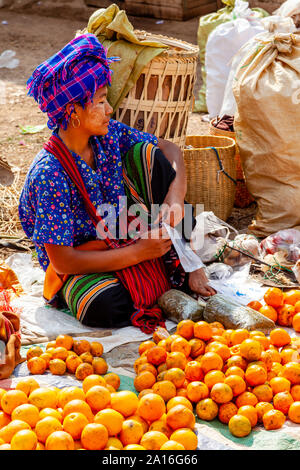 Eine Frau aus der Pa'O ethnische Gruppe Verkauf von Obst auf dem wöchentlichen Markt Inthein, See Inle, Shan Staat, Myanmar. Stockfoto