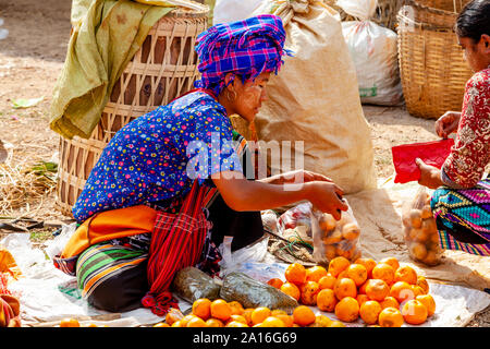 Eine Frau aus der Pa'O ethnische Gruppe Verkauf von Obst auf dem wöchentlichen Markt Inthein, See Inle, Shan Staat, Myanmar. Stockfoto