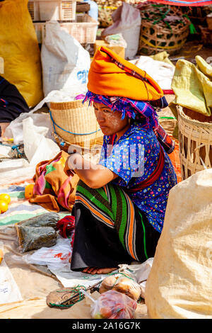 Eine junge Frau aus der Pa'O ethnische Gruppe Auf dem wöchentlichen Markt Inthein, See Inle, Shan Staat, Myanmar. Stockfoto