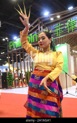 (190924) - nanning, Sept. 24, 2019 (Xinhua) - Eine philippinische Mädchen in Tracht führt während des 16. China-ASEAN-Expo in Wuhan, der Hauptstadt von South China Guangxi Zhuang autonomen Region. (Xinhua / Zhang Ailin) Stockfoto