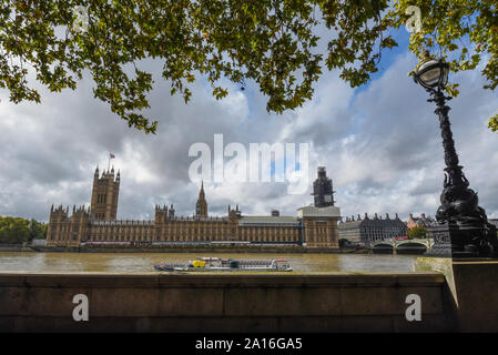 London, Großbritannien. 24. September 2019. Einen allgemeinen Blick auf die Häuser des Parlaments an dem Tag, an dem der Richter am Obersten Gerichtshof entschieden, dass die Entscheidung von Boris Johnson, Premierminister, Parlament für fünf Wochen zu vertagen rechtswidrig war. MPs wird dem Unterhaus am 25. September. Credit: Stephen Chung/Alamy leben Nachrichten Stockfoto