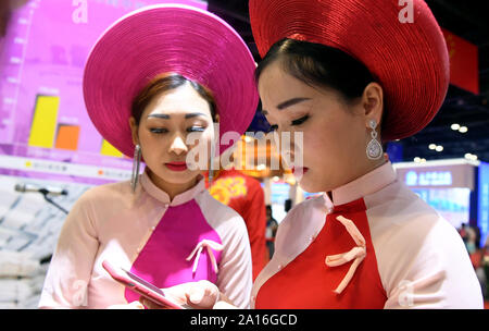 Nanning, China Guangxi Zhuang autonomen Region. 22 Sep, 2019. Vietnamesische Mädchen in Tracht sind während des 16. China-ASEAN-Expo in Nanning gesehen, der Hauptstadt von South China Guangxi Zhuang autonomen Region, Sept. 22, 2019. Credit: Zhang Ailin/Xinhua/Alamy leben Nachrichten Stockfoto